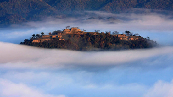 castello takeda immerso nelle nubi