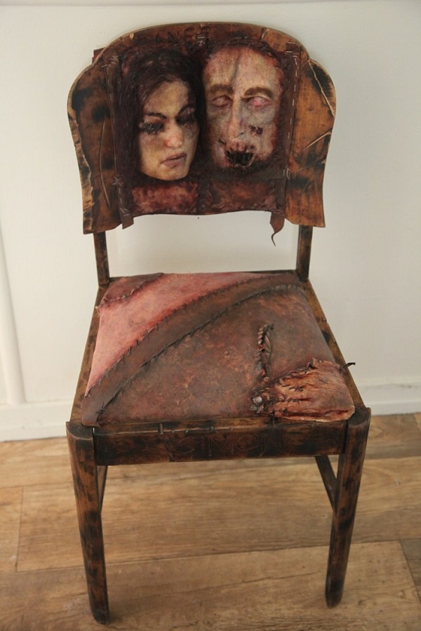 sedia realizzata cono pelle umana