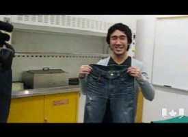 Esperimento shock: indossa gli stessi jeans per 15 mesi