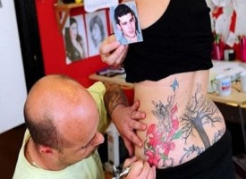Madre usa le ceneri del figlio defunto per farsi un tatuaggio