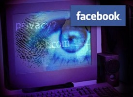 Mamma denunciata dal figlio 16enne: “Viola la mia privacy su Facebook”