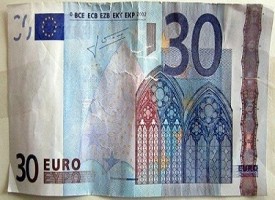 Paga le sigarette con una banconota da 30 euro e gli danno pure il resto