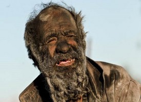 Ecco l’uomo più sporco del mondo: è un eremita e non si lava da 60 anni