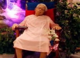 Georgina, morta a 80 anni: al funerale seduta su una sedia a dondolo e vestita da sposa