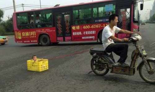 bambino trasportato dallo scooter