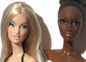 Barbie nera a metà prezzo: polemica razzista