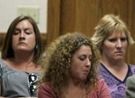 Quattro donne incollano il pene di un uomo per vendetta