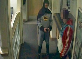 Ladro viene arrestato e si finge Batman