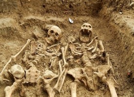 Inghilterra, la coppietta sepolta insieme commuove il web: due scheletri mano nella mano da oltre 700 anni
