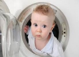 Padre mette il figlio nella lavatrice, ma questa parte in automatico e si salva per miracolo