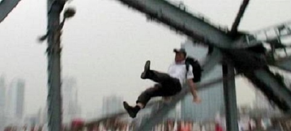 passante spinge suicida sul ponte