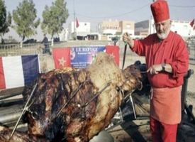 Il piatto più colossale del mondo: cammello ripieno di agnello ripieno di pollo ripieno di pesce