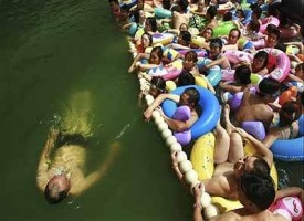 In Cina le piscine più affollate e sporche del mondo