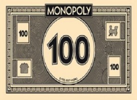 Va in banca coi soldi del Monopoli e riesce anche a farseli cambiare