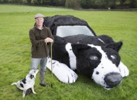 Contadino trasforma l’auto di famiglia in un cane da pastore