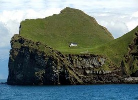 La storia della piccola casa solitaria sull’Isola disabitata Elliðaey