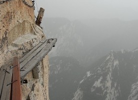 In Cina il sentiero più terrificante al mondo. E non immaginerete mai dove conduce!