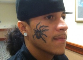 Eric Rico Ortiz si fa tatuare un ragno sullo zigomo destro per superare la sua aracnofobia
