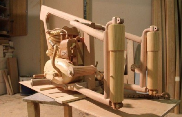 falegname realizza moto in legno