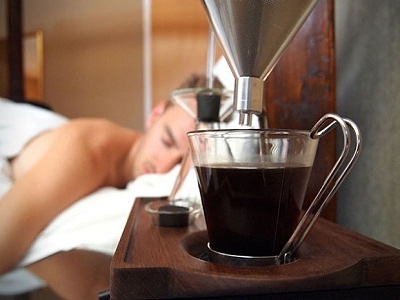 sveglia prepara il caffe