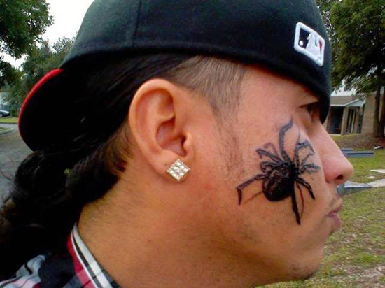 tatuaggio ragno in faccia