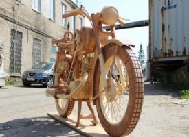Falegname crea perfetta replica completamente in legno della moto d’epoca IZH-49
