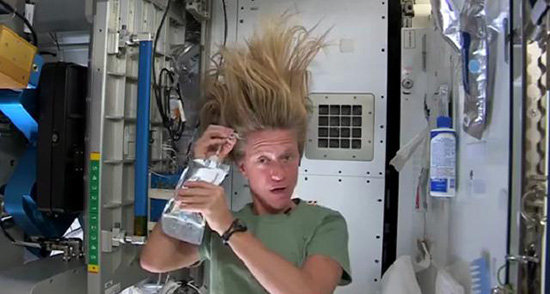 Karen Nyberg astronauta lavaggio capelli