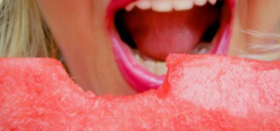 masticare senza mordere la lingua