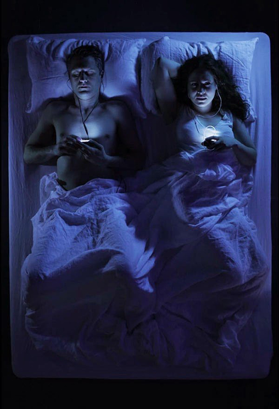 smartphone la sera a letto