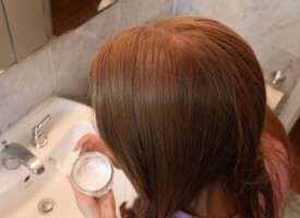 Lavano i capelli senza shampoo per 20 giorni: il risultato dell’esperimento è sorprendente