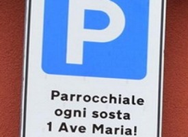 Il “paradiso” dove il parcheggio si salda con un’Ave Maria