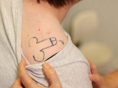 tatuaggio pene sulla spalla