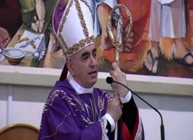 Monsignor Antonio Staglianò il vescovo che canta Mengoni e Noemi durante l’omelia