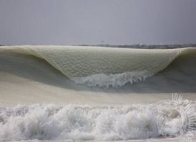 Le onde si ghiacciano: le incredibili foto dello spettacolo rarissimo