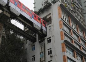In Cina la metro che passa al sesto piano di un condominio